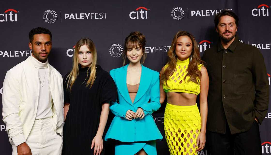 Lucas Bravo et les acteurs d'Emily In Paris. Photo: MICHAEL TRAN/AFP via Getty Images.