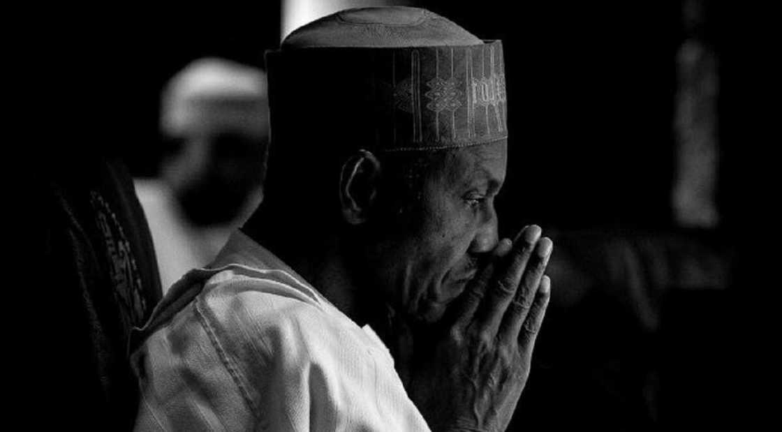 Masoyin Buhari ya ce shugaban kasar ya yi murabus bayan sace yan uwansa a Katsina Masoyin Buhari ya ce shugaban kasar ya yi murabus bayan sace yan uwansa a Katsina