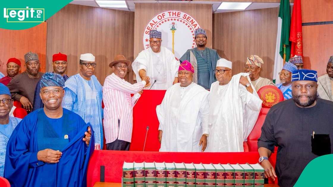 Bayelsa’s Senator Friday Benson Konbowei defects from the PDP to the APC in a major pre-2027 political move. Bayelsa’s Senator Friday Benson Konbowei defects from the PDP to the APC in a major pre-2027 political move.