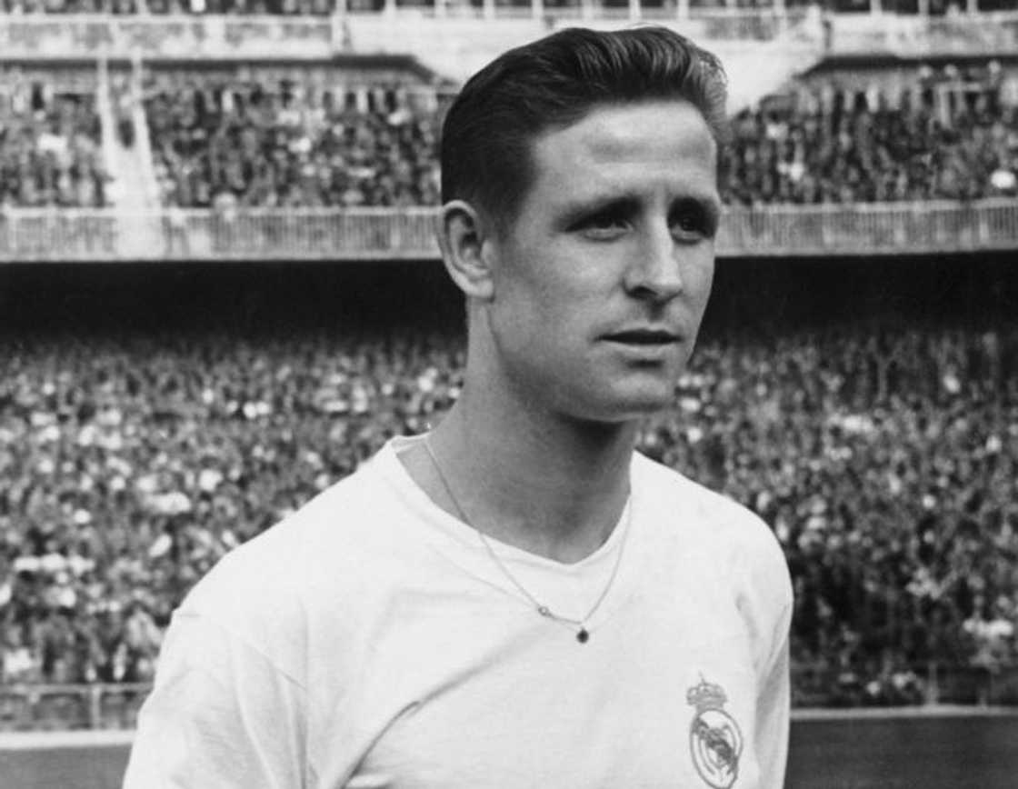 Raymond Kopa posing during a match in 1959 Raymond Kopa posing during a match in 1959