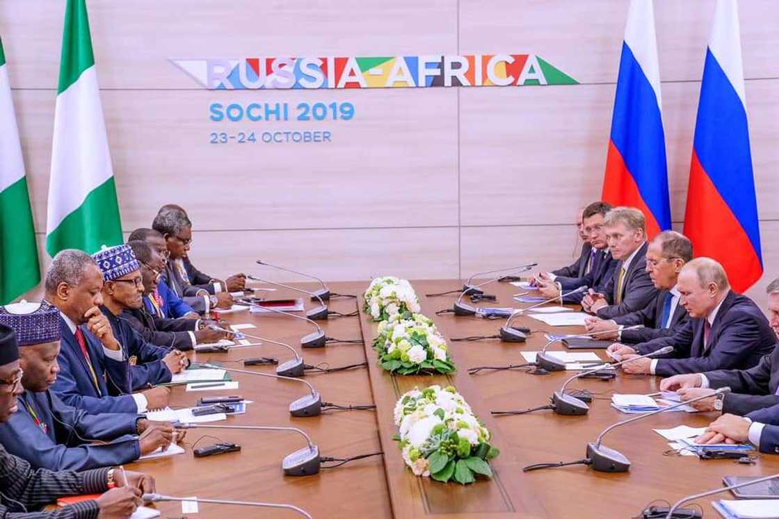 Shugaba Buhari ya gana da shugaban kasar Rasha, Vladimir Putin (Hotuna) Shugaba Buhari ya gana da shugaban kasar Rasha, Vladimir Putin (Hotuna)