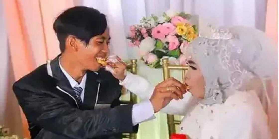 Tsohuwa mai shekara 65 ta auri ɗanta na riƙo mai shekara 24 (Hotuna) Tsohuwa mai shekara 65 ta auri ɗanta na riƙo mai shekara 24 (Hotuna)