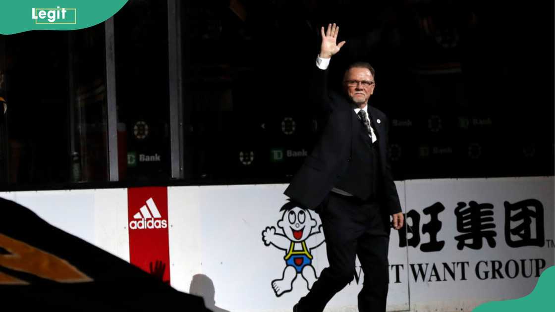 Rick Middleton waves to the crowd before a game Rick Middleton waves to the crowd before a game