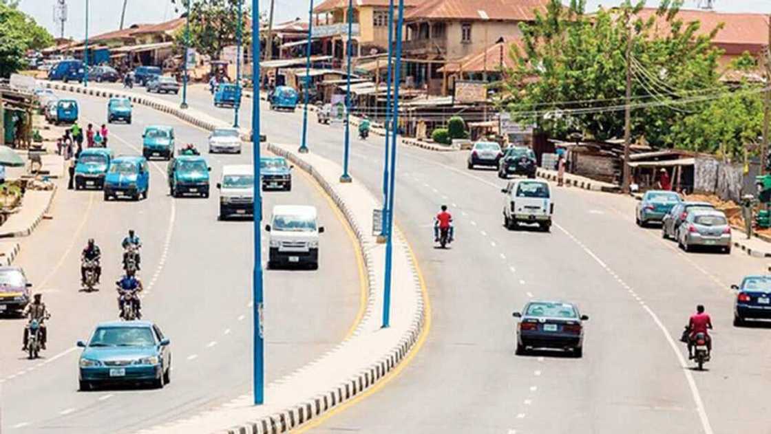 'Yan Bindiga Sun Afkawa Bankuna Da Ofishin 'Yan Sanda, Sun Yi Barna Sun Tsere 'Yan Bindiga Sun Afkawa Bankuna Da Ofishin 'Yan Sanda, Sun Yi Barna Sun Tsere