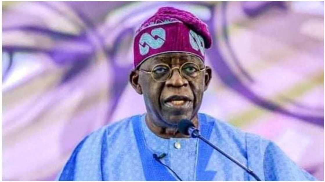 Tinubu ya shawarci gwamnoni akan ayyuka ga al'umma ba tare da uzuri ba Tinubu ya shawarci gwamnoni akan ayyuka ga al'umma ba tare da uzuri ba