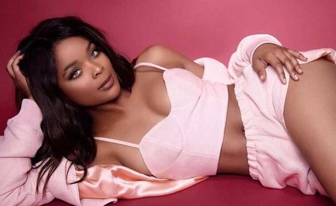 How old is Ajiona Alexus