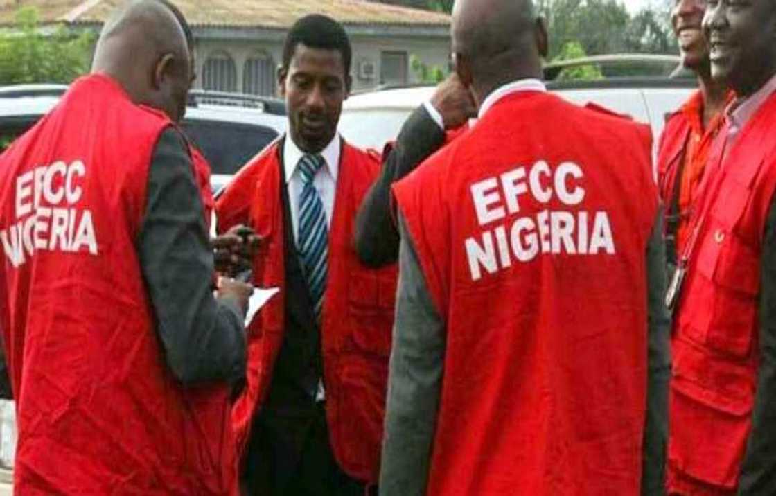 EFCC ta cafke yaro da mahaifiyarsa wacce ya tsoma a harkar damfara ta yanar gizo EFCC ta cafke yaro da mahaifiyarsa wacce ya tsoma a harkar damfara ta yanar gizo