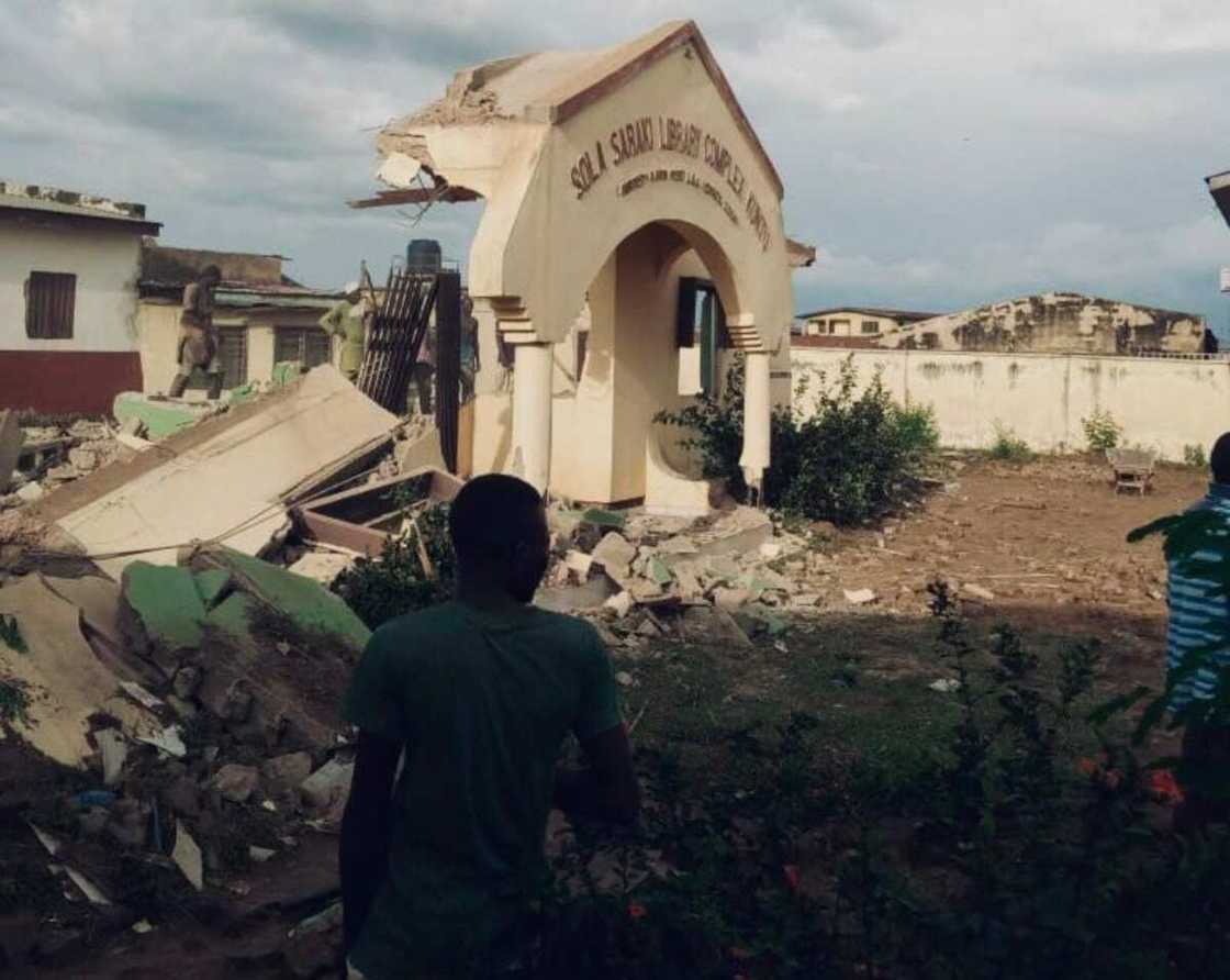 An rusa wani dakin karatu da aka sanya wa sunan mahaifin Bukola Saraki An rusa wani dakin karatu da aka sanya wa sunan mahaifin Bukola Saraki