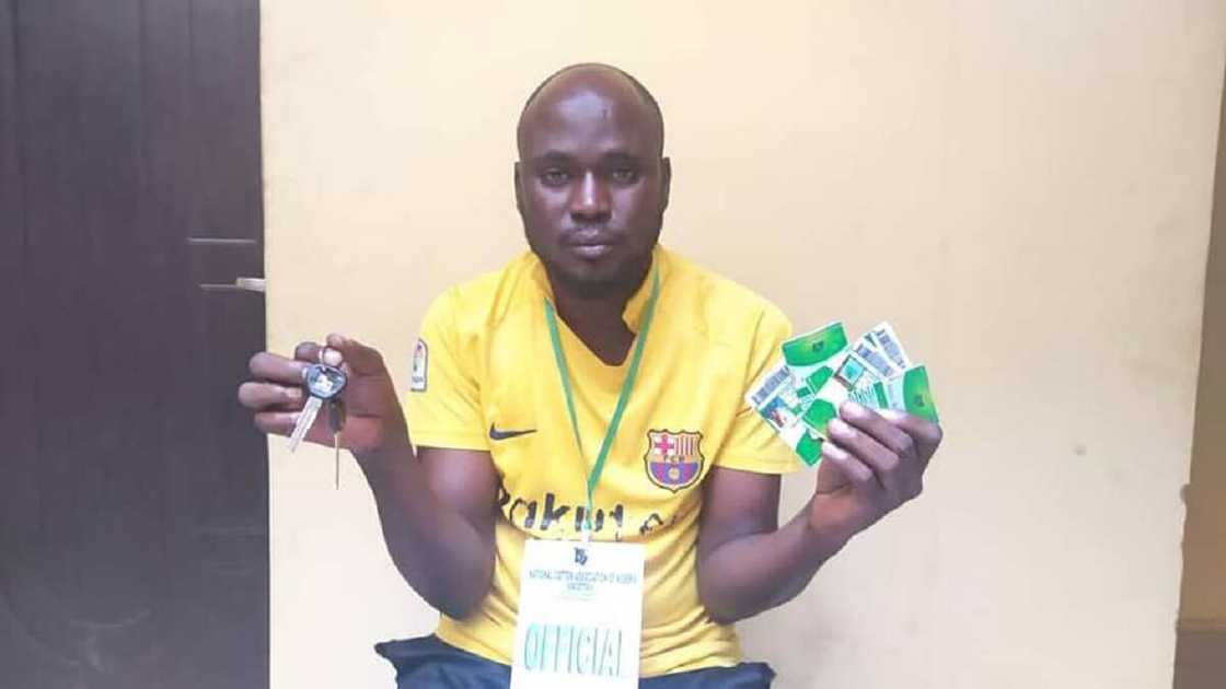 Hotunan mutumin da aka kama ya damfari mutane 64 miliyoyin naira a Kano Hotunan mutumin da aka kama ya damfari mutane 64 miliyoyin naira a Kano