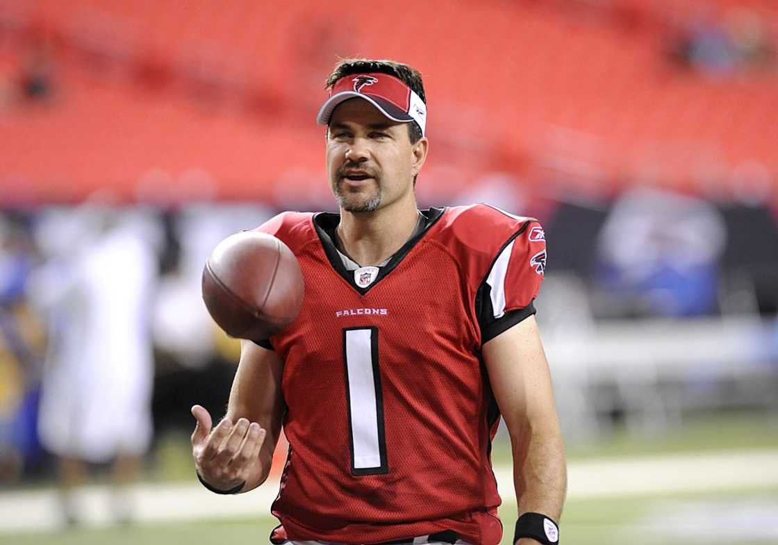 Jason Elam warms up before a game