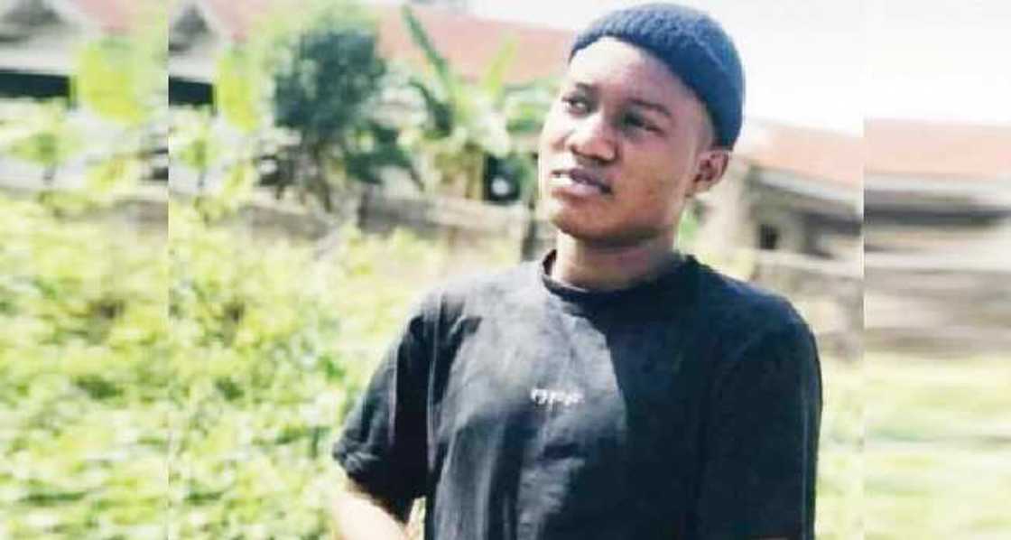 Dan wasan kwallon kafa a Najeriya ya fadi ya mutu a tsakiyar fili yayin da yake buga wasa Dan wasan kwallon kafa a Najeriya ya fadi ya mutu a tsakiyar fili yayin da yake buga wasa