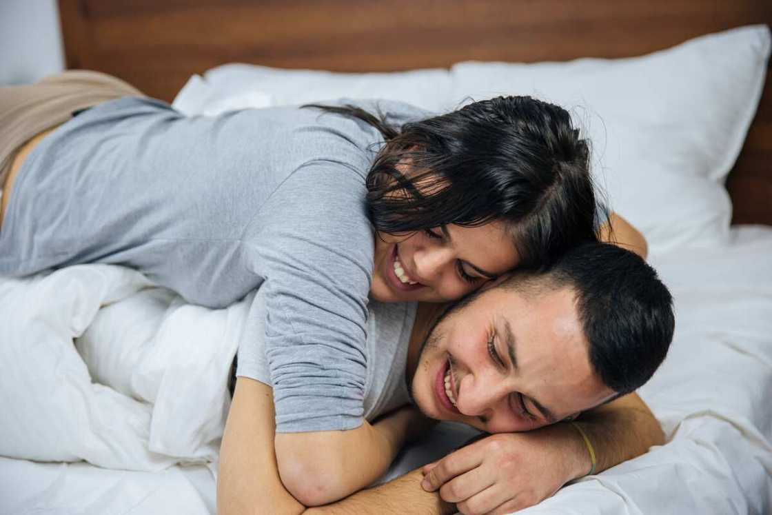 un couple qui se caline un couple qui se caline