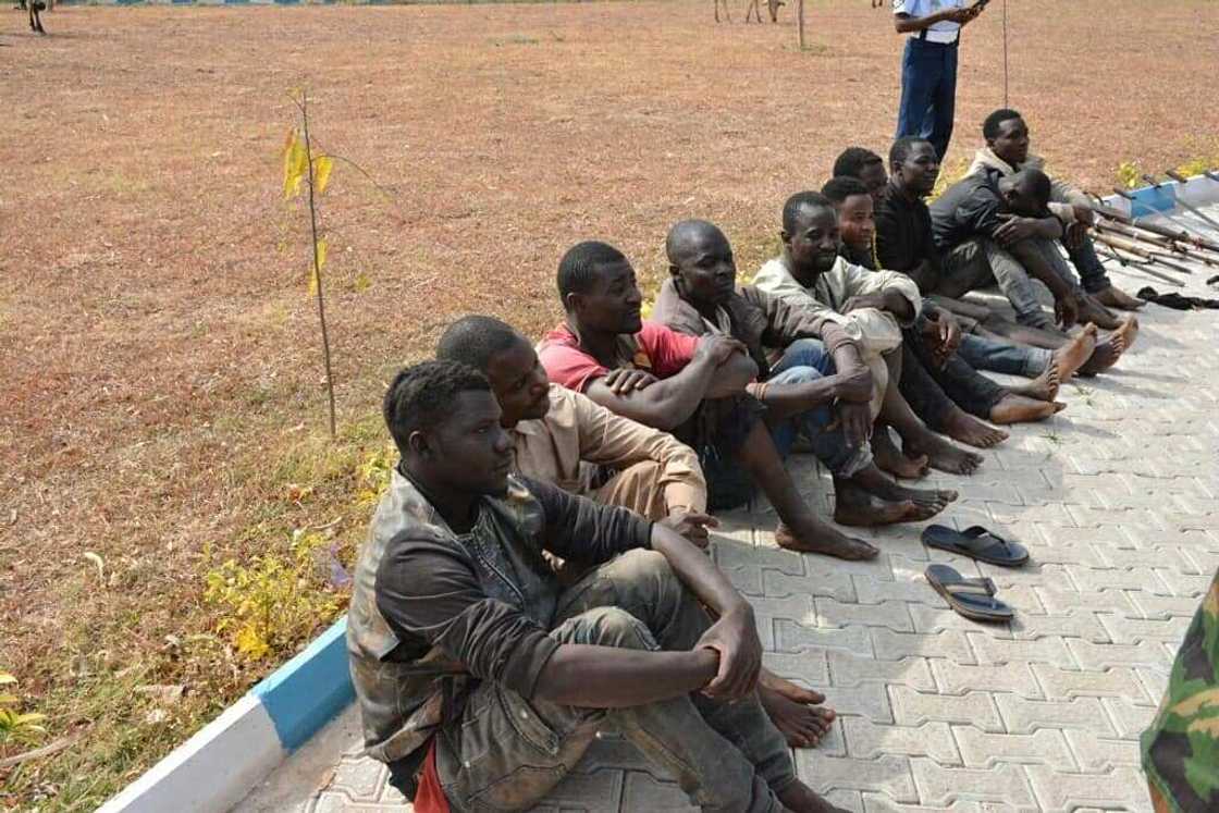 NAF ta yi bajakolin ‘yan bindigar da ta kama a Kaduna, hotuna NAF ta yi bajakolin ‘yan bindigar da ta kama a Kaduna, hotuna