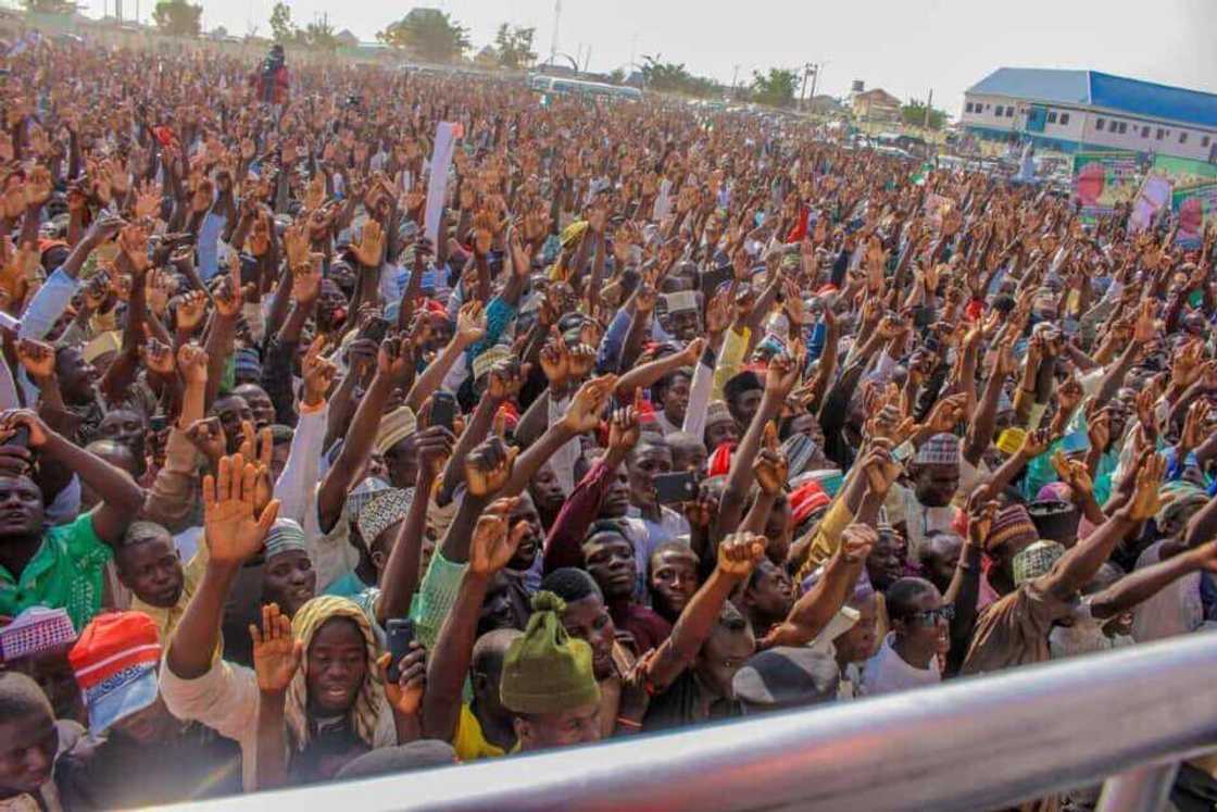 Al'umma sun karbi akida ta goyon bayan Atiku yayin gudanar da taron yakin neman zabe a jihar Zamfara Al'umma sun karbi akida ta goyon bayan Atiku yayin gudanar da taron yakin neman zabe a jihar Zamfara