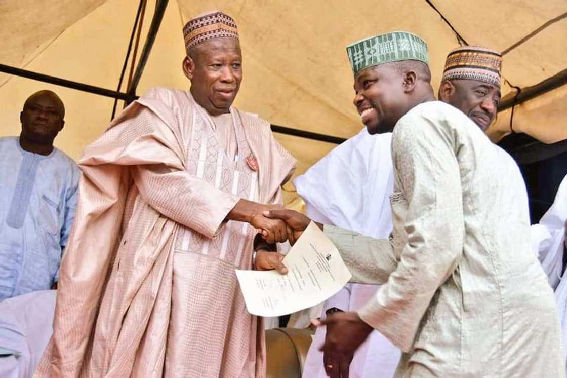 Hotuna: Ganduje ya raba taransfoma 100 sakamakon rashin wutan lantarki a sassan jihar Kano Hotuna: Ganduje ya raba taransfoma 100 sakamakon rashin wutan lantarki a sassan jihar Kano