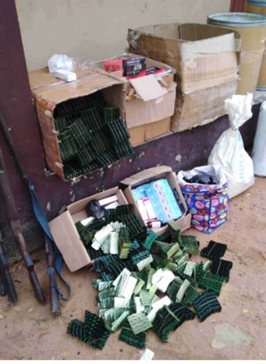 Safarar miyagun kwayoyi: An kama wani da buhunnan Tramadol uku a Kano Safarar miyagun kwayoyi: An kama wani da buhunnan Tramadol uku a Kano