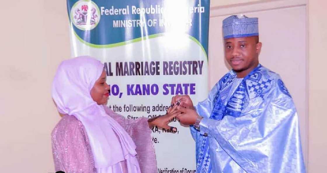 Abubuwan da ya kamata ku sani game da ma'auratan da ake zargin sun yi auren zobe a Kano Abubuwan da ya kamata ku sani game da ma'auratan da ake zargin sun yi auren zobe a Kano