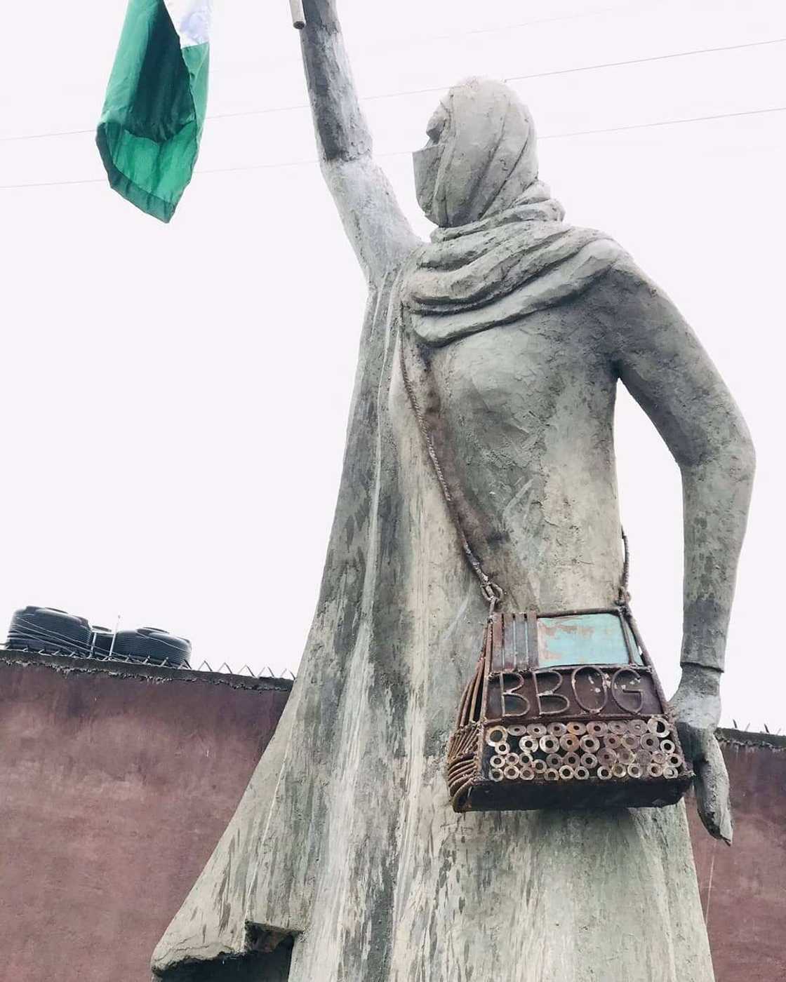 Hotunan gunkin Aisha Yesufu da wani dalibi ya gina sun jawo cece-kuce Hotunan gunkin Aisha Yesufu da wani dalibi ya gina sun jawo cece-kuce