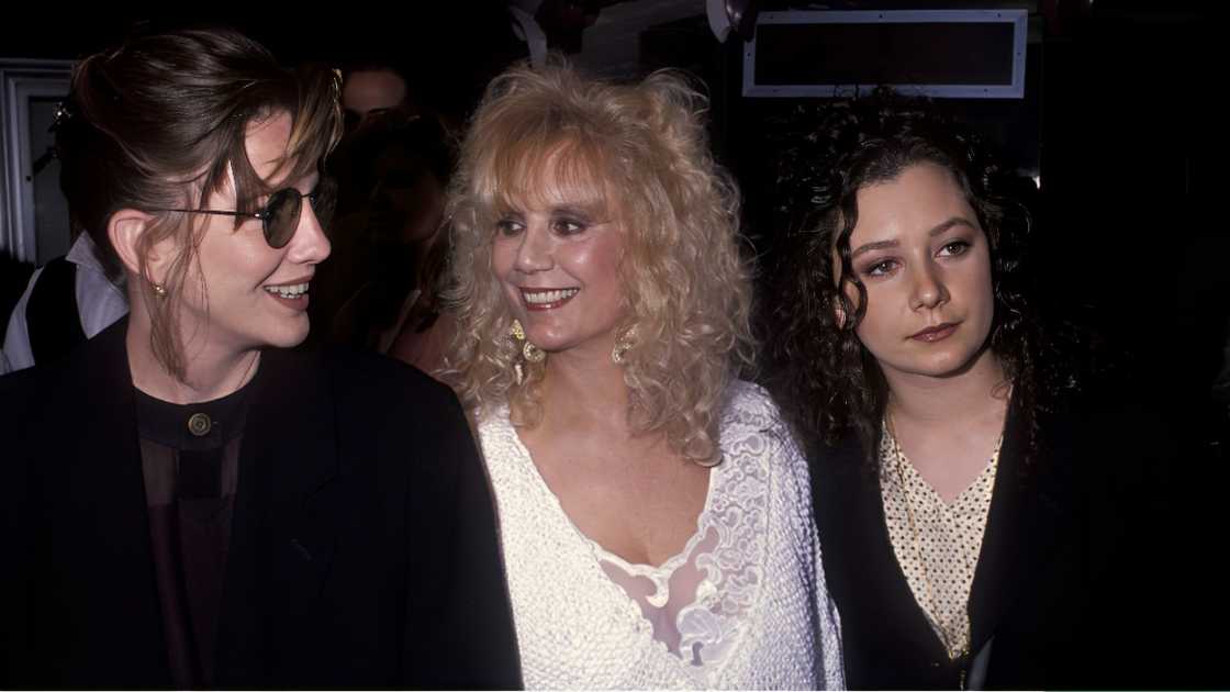Melissa Gilbert, Barbara Crane and Sara Gilbert. Melissa Gilbert, Barbara Crane and Sara Gilbert.