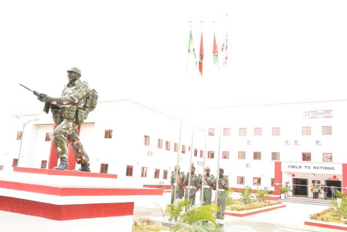 Buratai ya kaddamar da sabon katafaren ginin makaranta a hedikwatar soji a Jaji (Hotuna) Buratai ya kaddamar da sabon katafaren ginin makaranta a hedikwatar soji a Jaji (Hotuna)