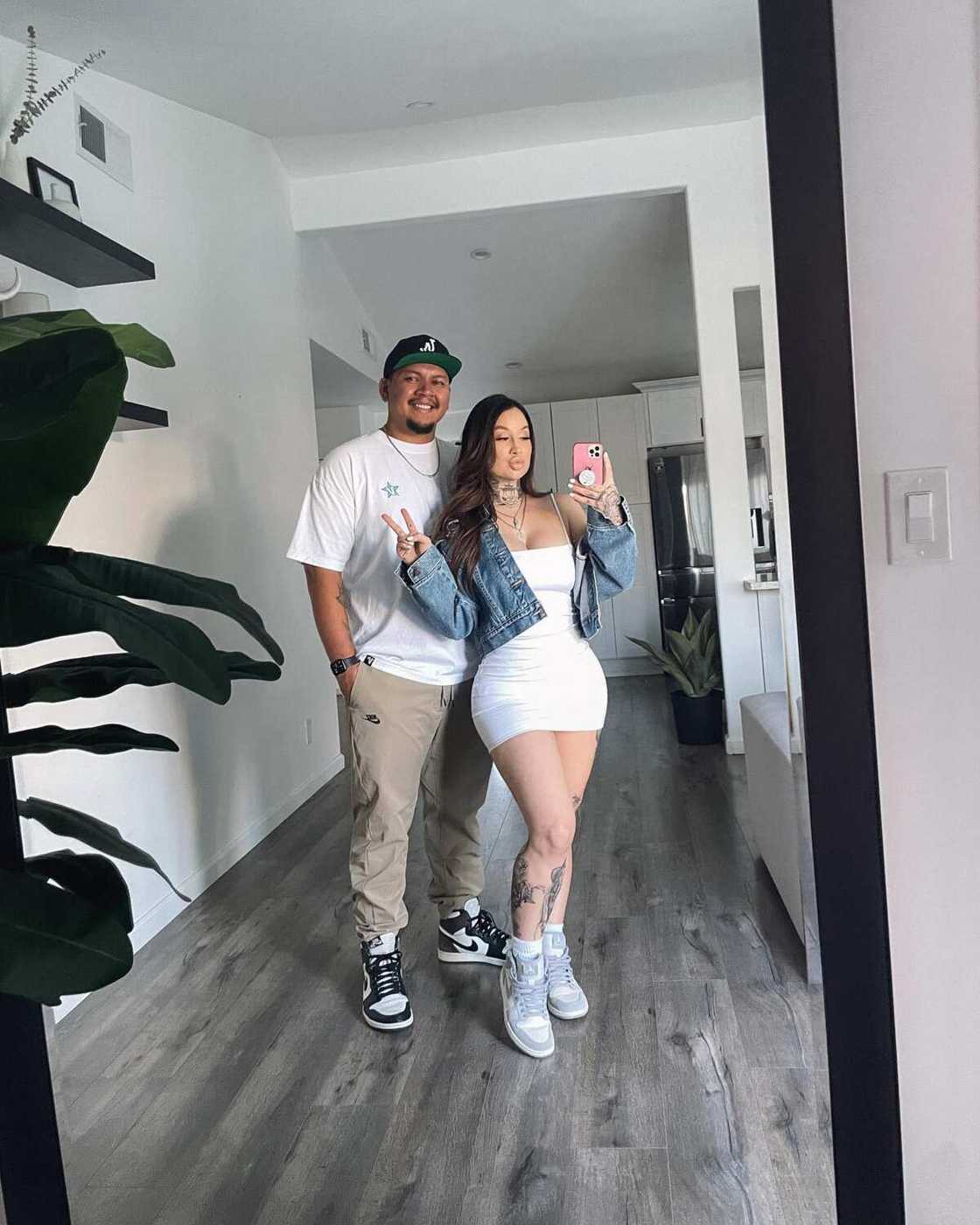 Where does CassieeMUA live? Where does CassieeMUA live?