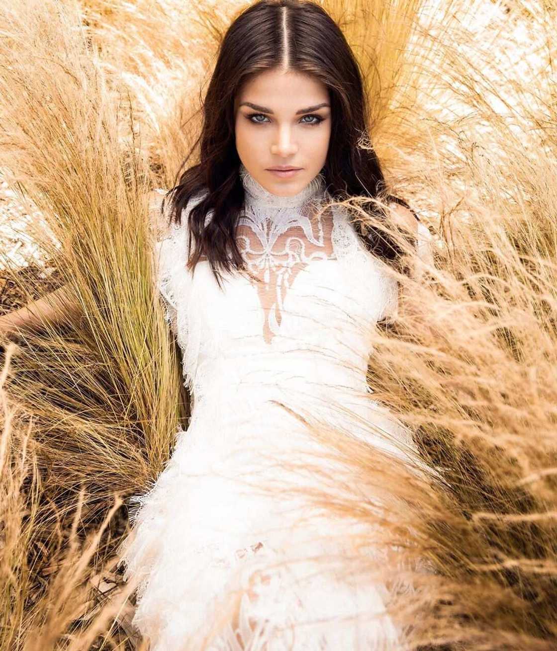 marie avgeropoulos