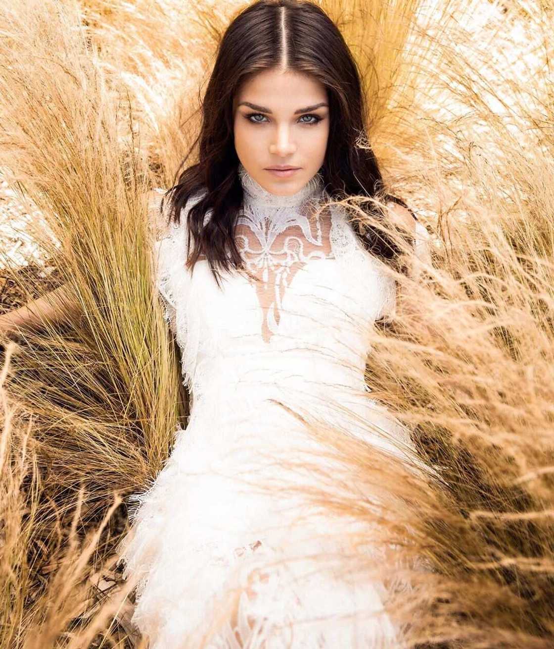 marie avgeropoulos marie avgeropoulos