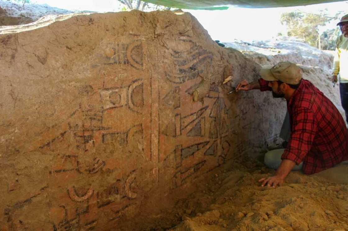 Until now, archeologists had only seen the "Huaca pintada" fresco in old black and white photographs Until now, archeologists had only seen the "Huaca pintada" fresco in old black and white photographs