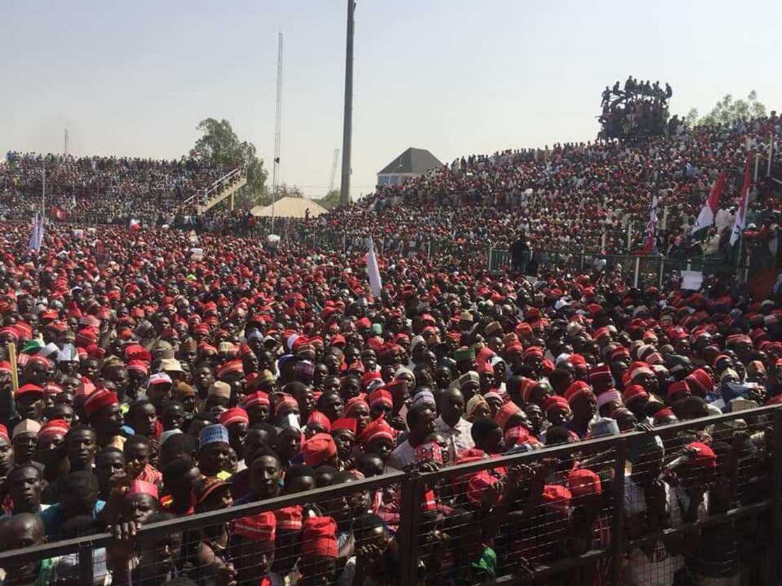 Al'ummar tamkar ridi yayin kirdadon zuwan Atiku da Kwankwaso harabar filin wasanni na Sani Abacha