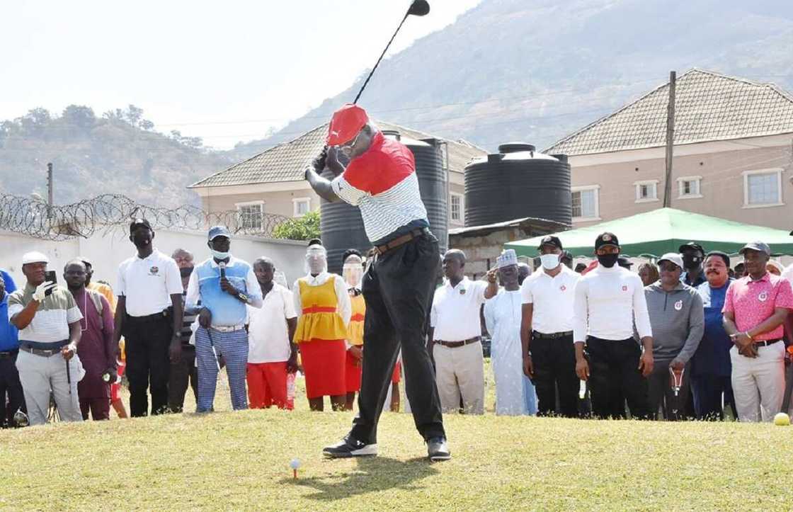 Rashin tsaro: Hoton Buratai yana kwasar nishadi yayin buga kwallon 'Golf' ya janyo cece-kuce