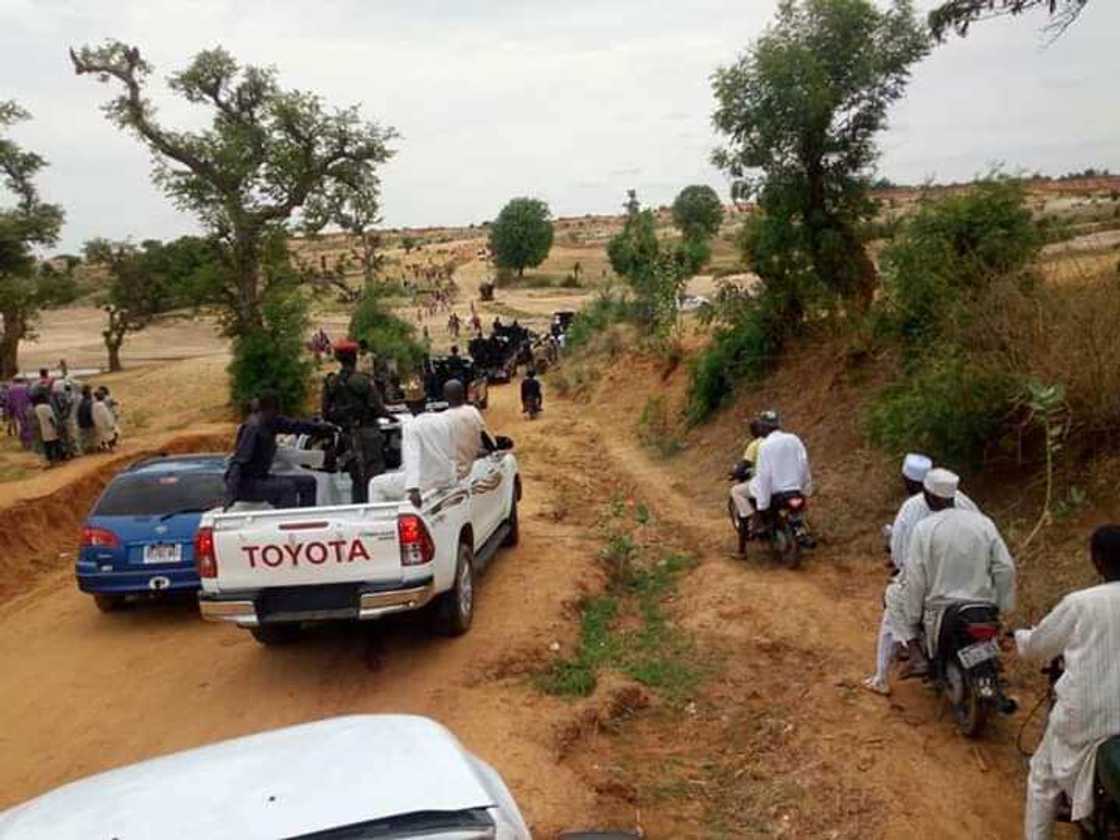 Sabon gwamnan Zamfara ya fantsama cikin daji farautar yan bindiga (Hotuna) Sabon gwamnan Zamfara ya fantsama cikin daji farautar yan bindiga (Hotuna)