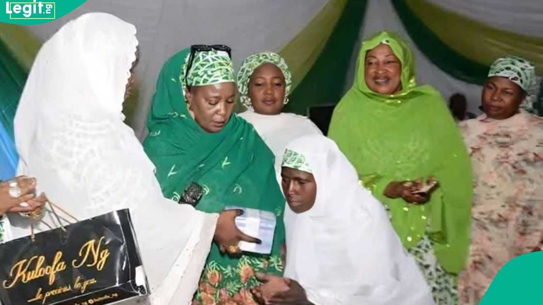 A cleaner receives a reward from an unknown benefactor for returning ₦4.8 million to the bank in Borno state. A cleaner receives a reward from an unknown benefactor for returning ₦4.8 million to the bank in Borno state.