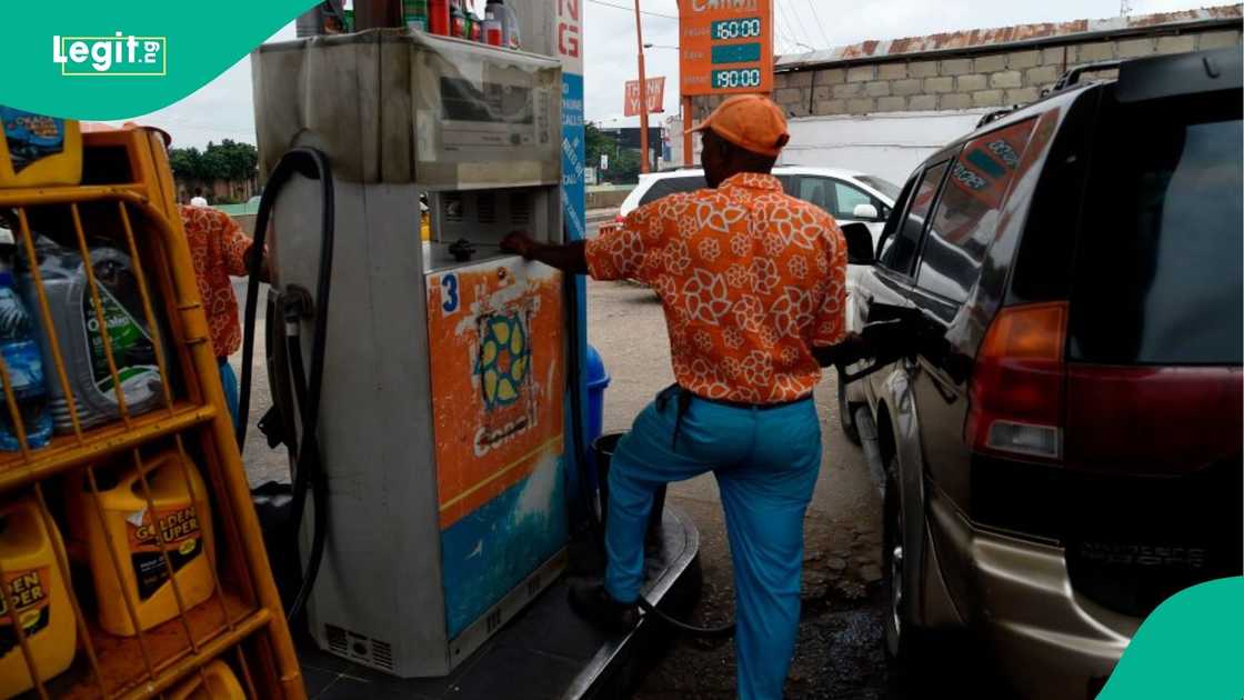 IPMAN has urged marketers receiving direct delivery from Dangote Refinery to sell petrol at N739 per litre.
Only MRS stations were complying with the approved price as of the end of 2025. IPMAN has urged marketers receiving direct delivery from Dangote Refinery to sell petrol at N739 per litre.
Only MRS stations were complying with the approved price as of the end of 2025.