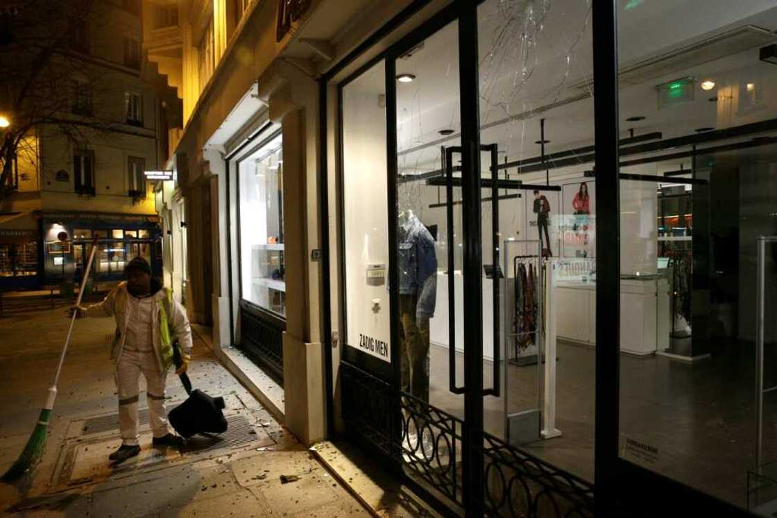 Stores in Paris must  switch off outdoor lighting at night from December