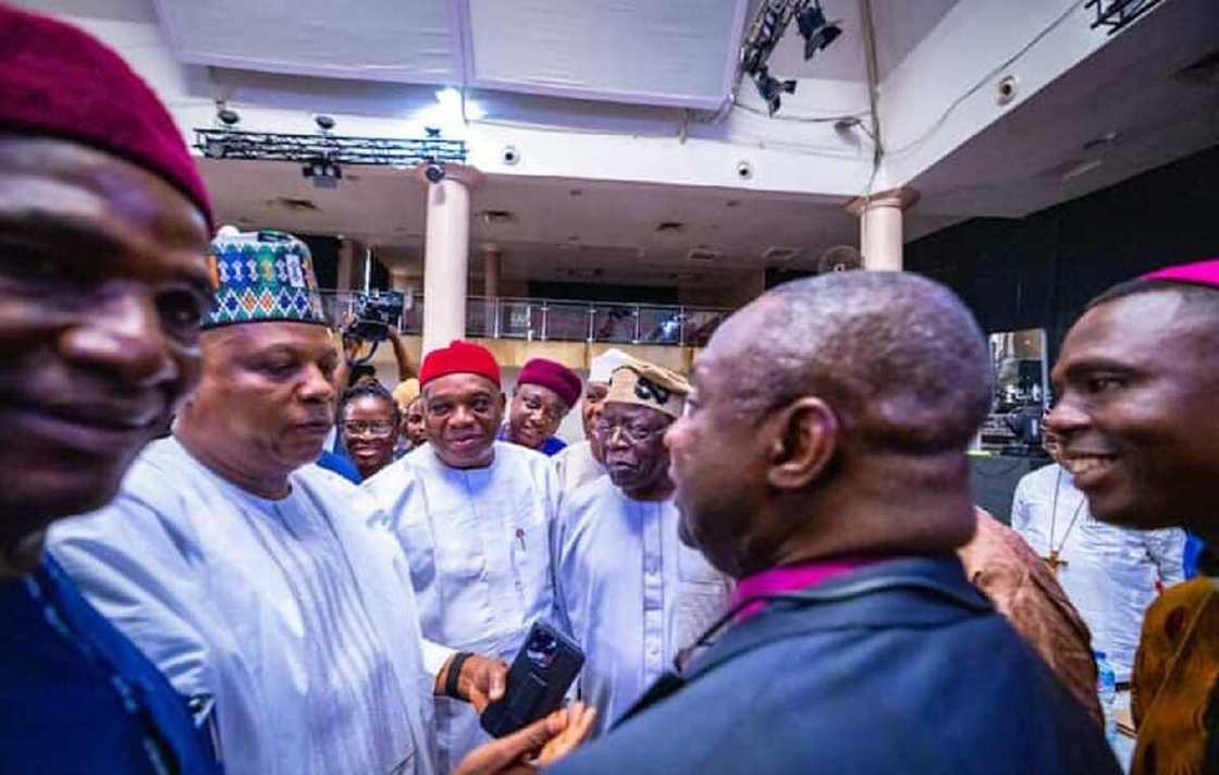 Tinubu da mataimakinsa a taro Tinubu da mataimakinsa a taro