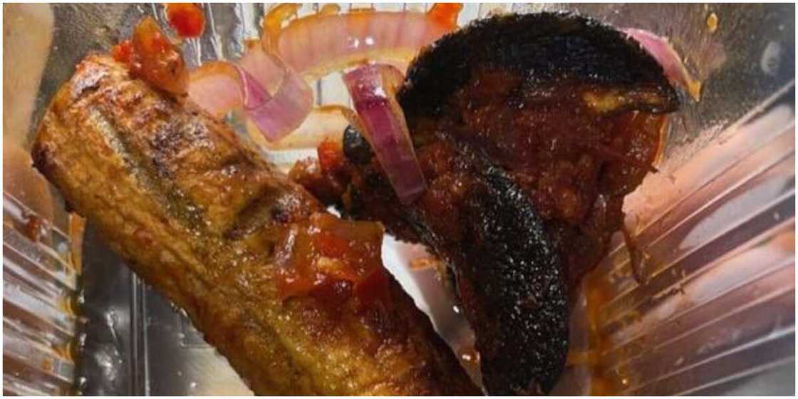 Nigerian man shares the roasted plantain he ordered versus what he got, stirs massive reactions Nigerian man shares the roasted plantain he ordered versus what he got, stirs massive reactions
