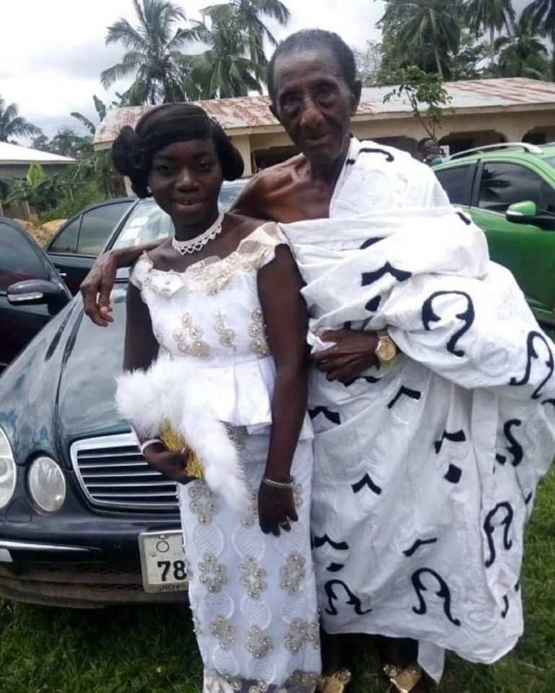 Hotuna: Dattijo mai shekaru 106 ya auri sahibarsa mai shekaru 35 Hotuna: Dattijo mai shekaru 106 ya auri sahibarsa mai shekaru 35