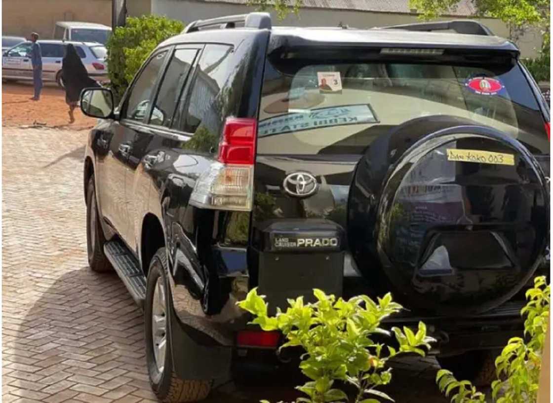 Hotuna: Malami Ya Gwangwaje 'Sojojin Baka' Da Mukarrabansa Da Motoccin Alfarma Na Zamani a Kebbi Hotuna: Malami Ya Gwangwaje 'Sojojin Baka' Da Mukarrabansa Da Motoccin Alfarma Na Zamani a Kebbi