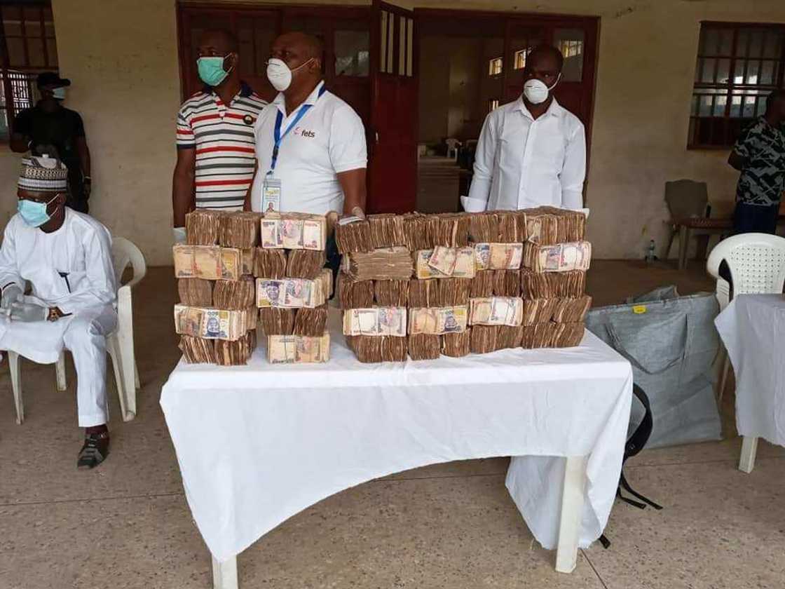 Gwamnatin tarayya ta fara raba N20,000 ga talakawan Najeriya 5000 (Hotuna) Gwamnatin tarayya ta fara raba N20,000 ga talakawan Najeriya 5000 (Hotuna)