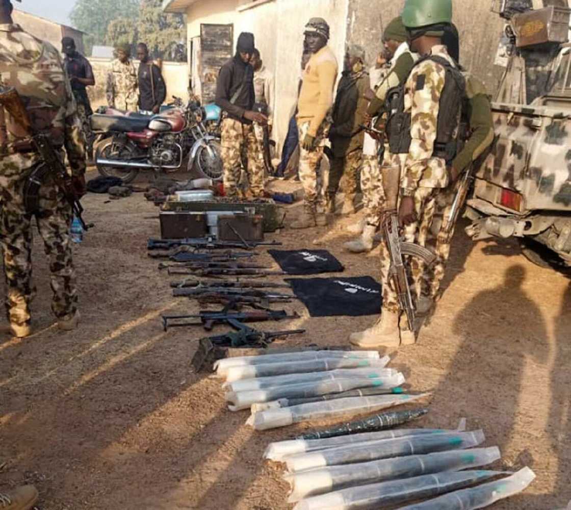 Hotuna: Soja ya rasu, 2 sun jigata bayan yunkurin Boko Haram na kwace Askira Uba Hotuna: Soja ya rasu, 2 sun jigata bayan yunkurin Boko Haram na kwace Askira Uba