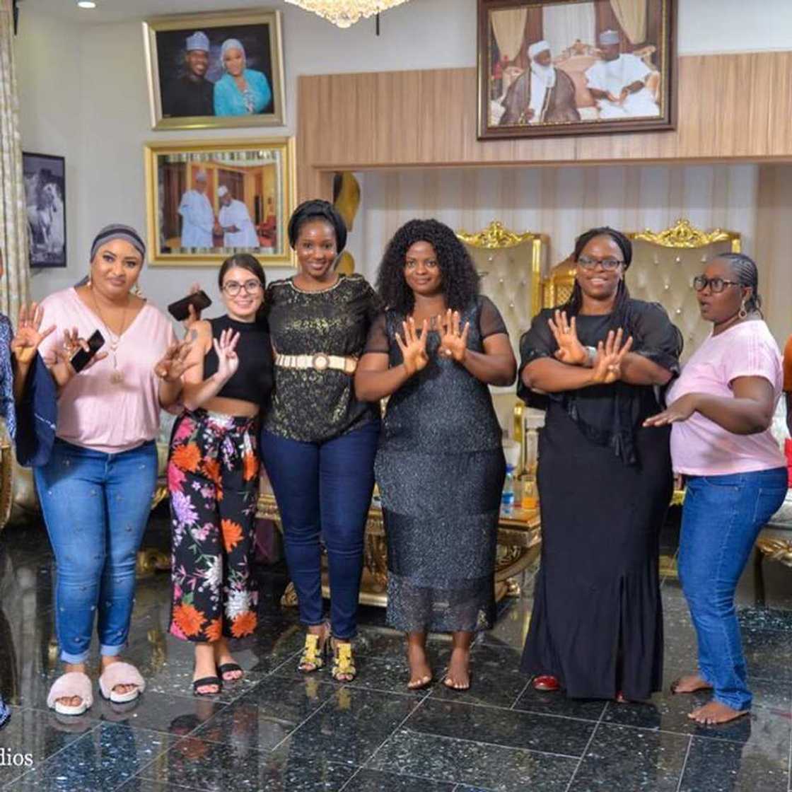 Kalli hotunan liyafar da uwargidar Yahaya Bello ta shirya bayan mijin aminiyarta ya zama mataimakin gwamnan Kogi Kalli hotunan liyafar da uwargidar Yahaya Bello ta shirya bayan mijin aminiyarta ya zama mataimakin gwamnan Kogi