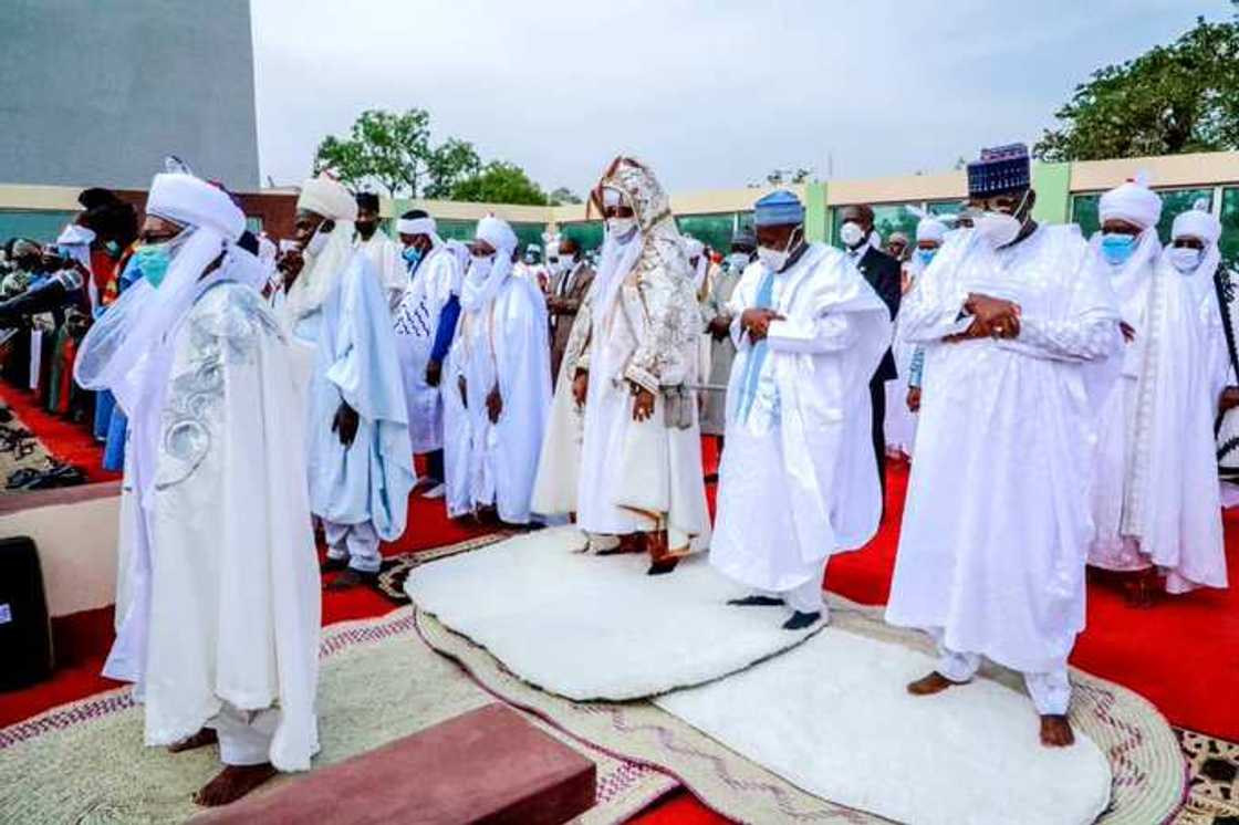 Yadda shugabannin Kano suka gudanar da Sallar Idi a filin masallacin Idi da ke Kofar Mata Yadda shugabannin Kano suka gudanar da Sallar Idi a filin masallacin Idi da ke Kofar Mata