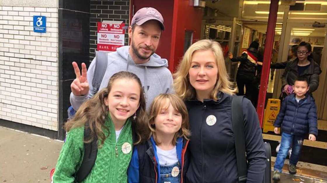 Amy Carlson family Amy Carlson family