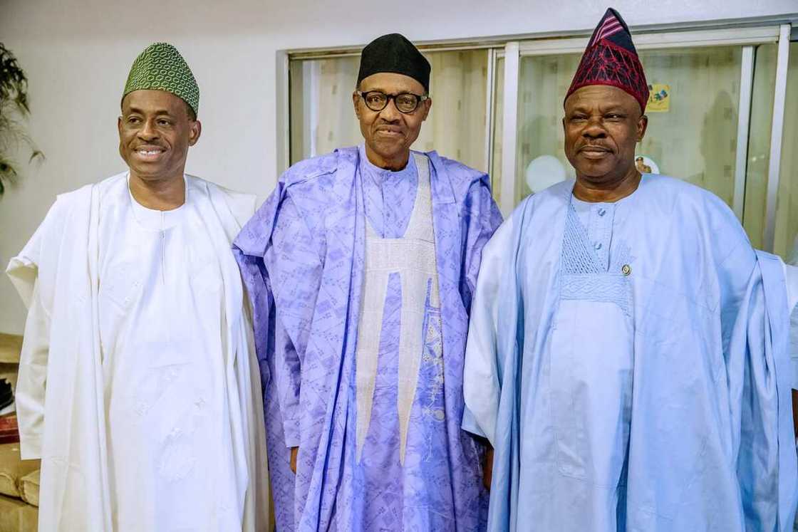 Buhari yayin karbar gaisuwar sallah ta Mista Kayode Odukoya da kuma Sanata Ibikunle Amosun a ranar Litinin Buhari yayin karbar gaisuwar sallah ta Mista Kayode Odukoya da kuma Sanata Ibikunle Amosun a ranar Litinin