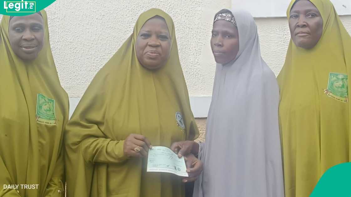 A cleaner is rewarded by an unidentified individual after returning ₦4.8 million to the bank. A cleaner is rewarded by an unidentified individual after returning ₦4.8 million to the bank.