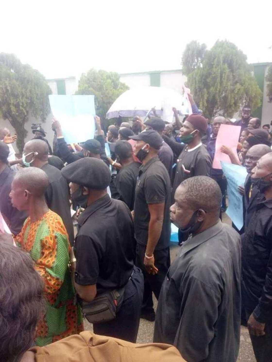 Da duminsa: Ma'aikatan da suka yi murabus sun hana shiga da fita a gidan gwamnatin Delta