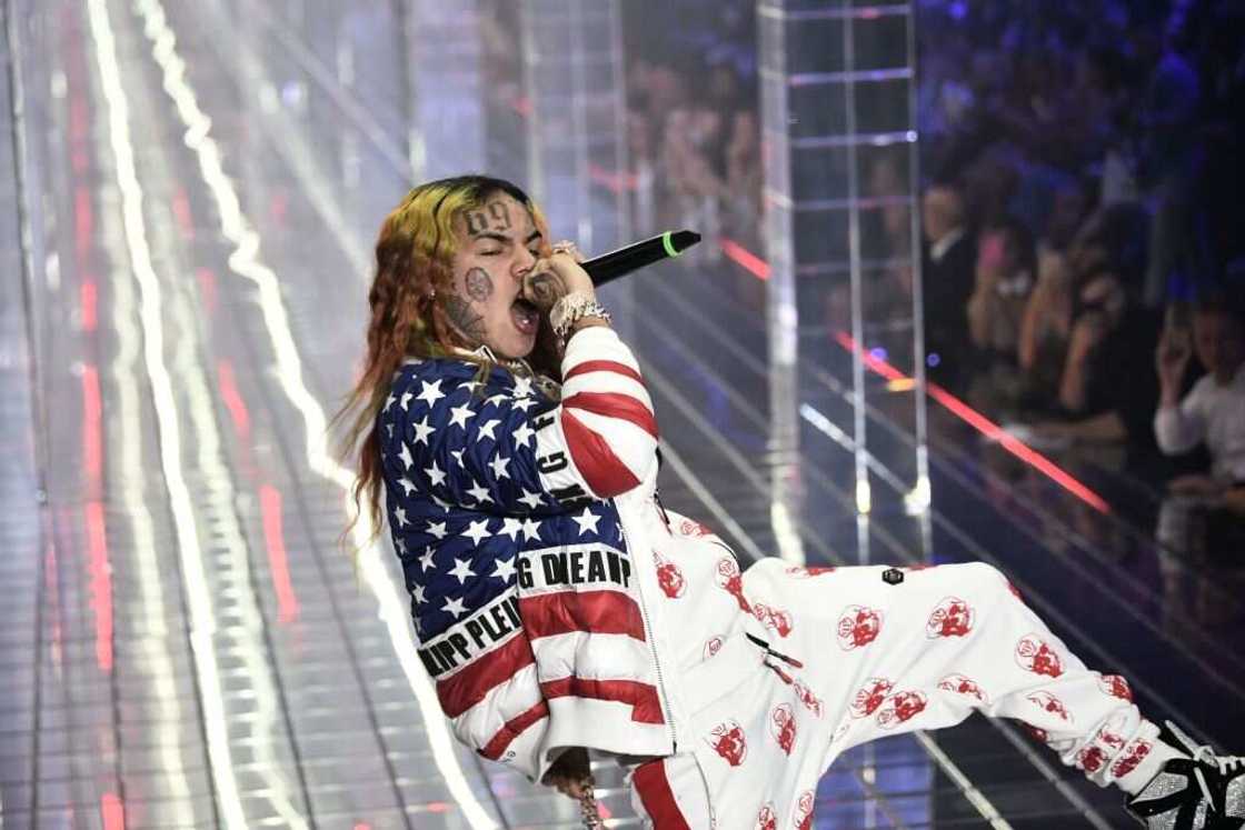 Le chanteur de rap américaine 6ix9ine, ou Tekashi 69, se produit lors du défilé Philipp Plein dans le cadre de la Fashion Week Femme Printemps/Été 2019 à Milan, le 21 septembre 2018. (Photo par Marco BERTORELLO / AFP) Le chanteur de rap américaine 6ix9ine, ou Tekashi 69, se produit lors du défilé Philipp Plein dans le cadre de la Fashion Week Femme Printemps/Été 2019 à Milan, le 21 septembre 2018. (Photo par Marco BERTORELLO / AFP)