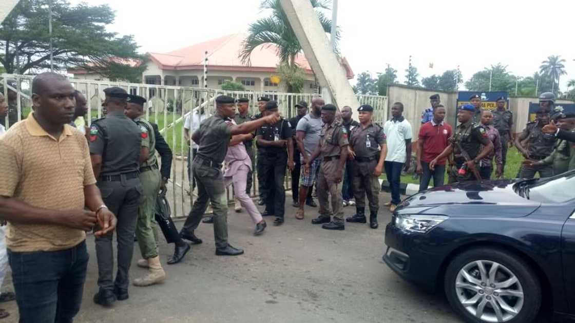 Yanzu Yanzu: Yan sanda sun tattara sun bar majalisar dokokin Akwa Ibom