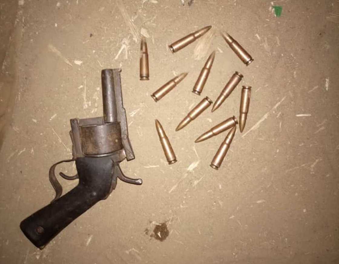 Sojoji sun kashe 'yan bindiga, sun kwato makamai da alburusai da dama Sojoji sun kashe 'yan bindiga, sun kwato makamai da alburusai da dama