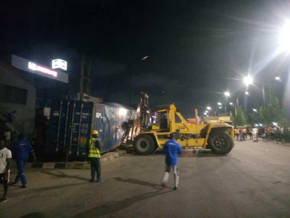 Hotunan Damfarern Kwatena da ya murkushe mota a Jihar Legas Hotunan Damfarern Kwatena da ya murkushe mota a Jihar Legas